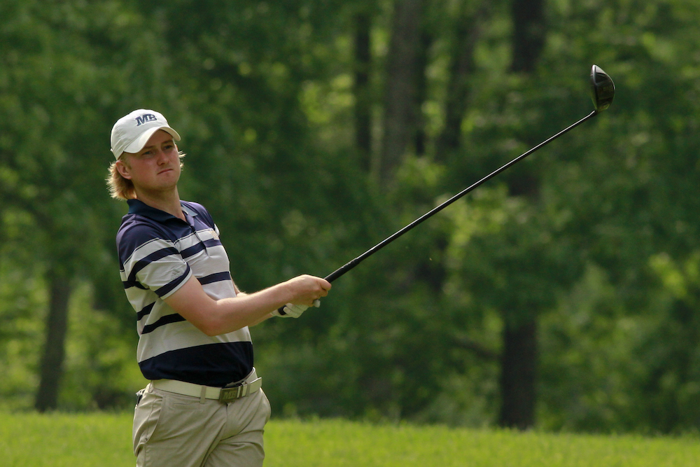 Elis Svard golfing