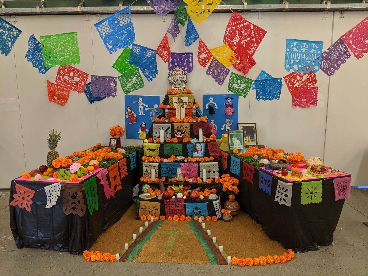 CSUMB Spanish Club members built an Ofrenda at VPA