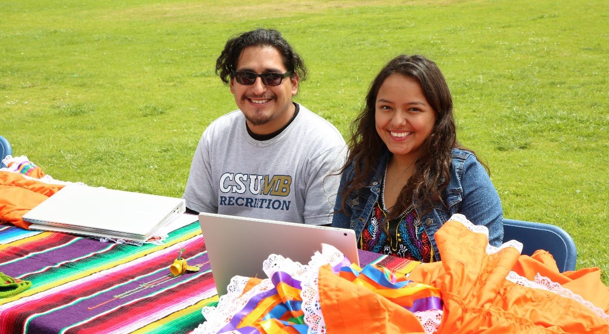 students tabling at Otter Showcase 2017