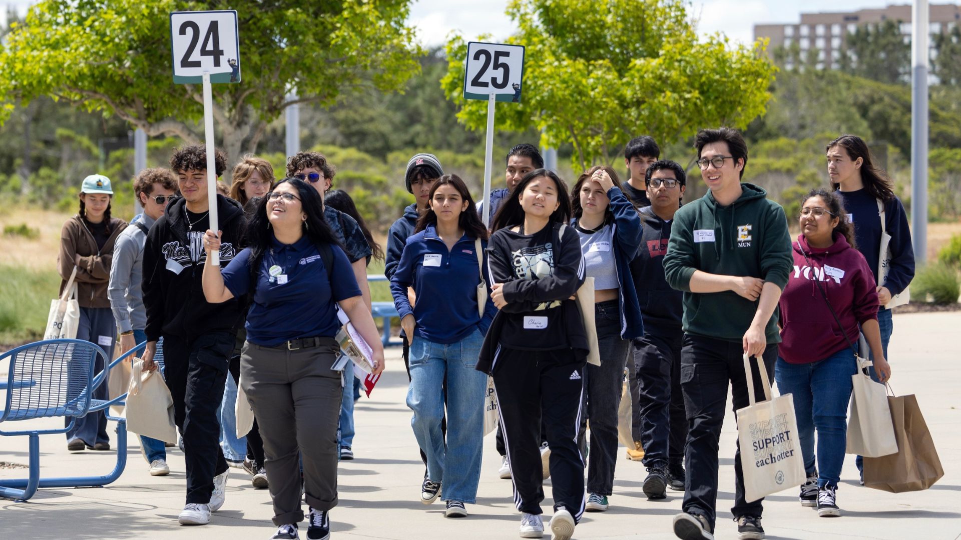 Students tour the campus during New Student Otter Orientation